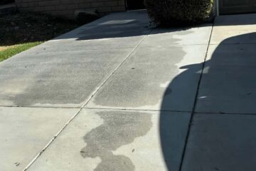 WATER STAINS IN A FRESH CONCRETE DRIVEWAY IN TORONTO